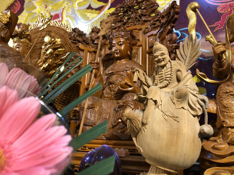 濟公師父手指功德箱下面說「你那邊錢很多啊」？我大驚：「師父，那是金紙，你別開玩笑了！」